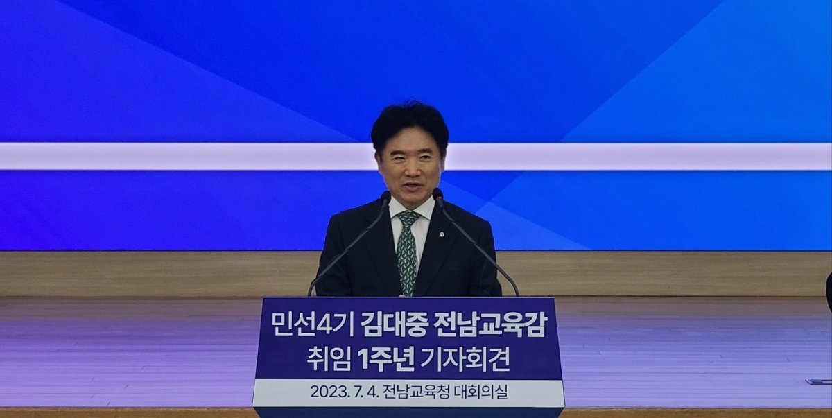 김대중 전남도교육감이 4일 오전 청사 대회의실에서 주민직선 4기 전남교육 출범 1주년을 맞아 기자회견을 하고 있다. 사진ㅣ양은주 기자