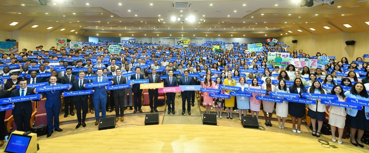 4일 ‘페루 사회통합개발부장관과 함께하는 ASEZ 포럼’이 경기 분당 소재 하나님의 교회 새예루살렘 판교성전에서 개최됐다. 사진 가운데부터 왼쪽으로 훌리오 데마르티니 장관, 폴 두클로스 주한 페루 대사, 하나님의 교회 총회장 김주철 목사.