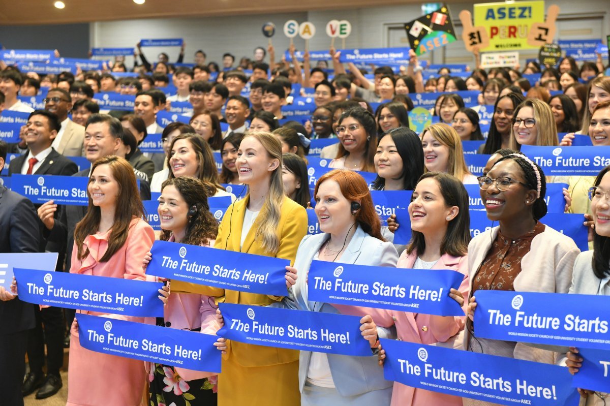 포럼에 참석한 세계 각국 ASEZ 회원들이 ‘The Future Starts Here’라고 적힌 피켓을 들어 보이며 지속 가능한 미래를 향한 실천 의지를 다졌다.