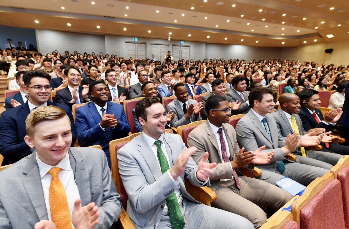 하나님의 교회 새예루살렘 판교성전에서 열린 ASEZ 포럼에서 훌리오 데마르티니 페루 사회통합개발부장관의 강연을 경청한 40개국 500명의 대학생들.