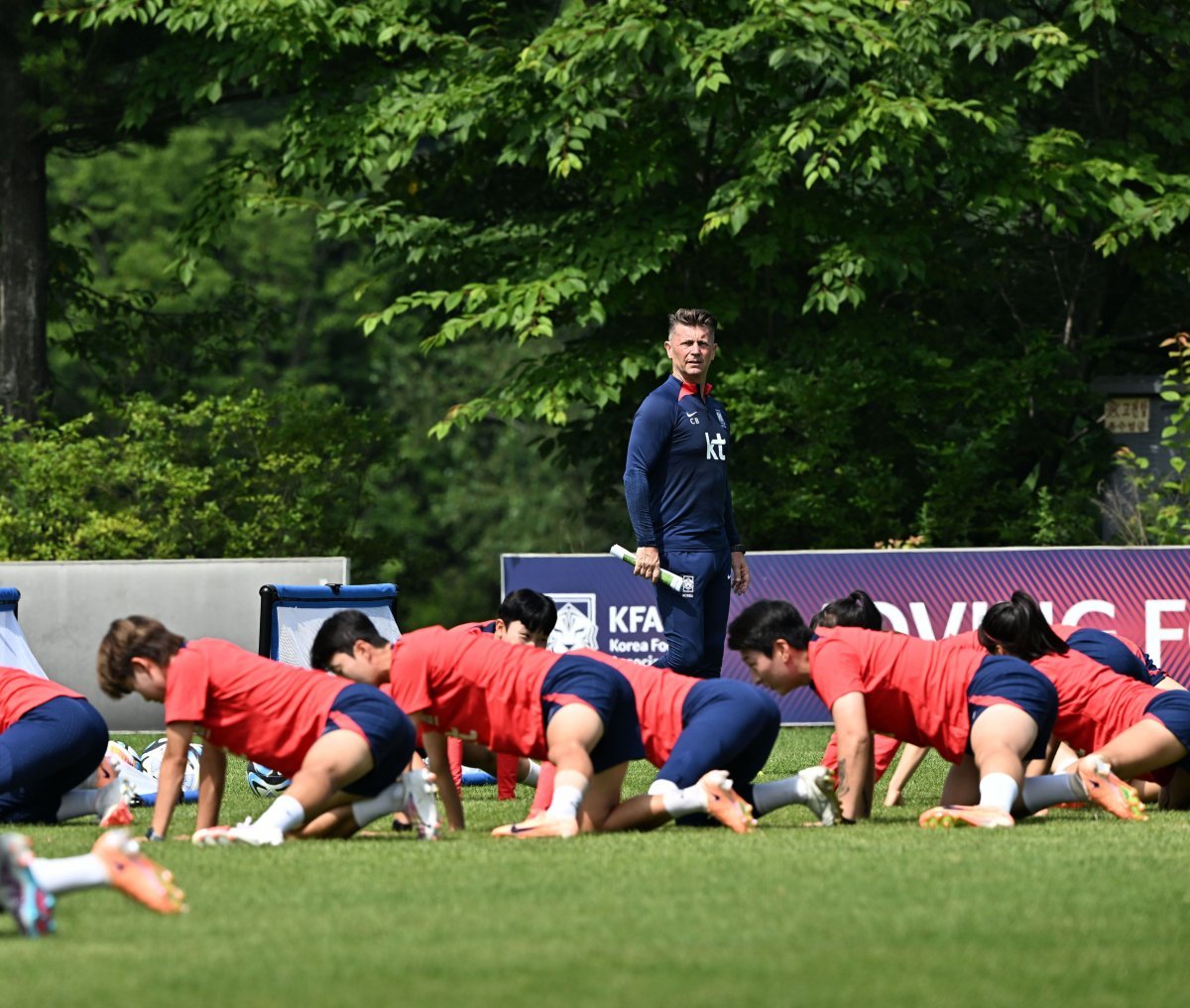 2023 호주·뉴질랜드 여자월드컵에 출전할 여자축구대표팀 콜린 벨 감독(위)은 체력을 강조한 ‘고강도’ 훈련으로 선수들을 극한까지 몰아세운다. 긴 추가시간까지 많이 뛰고도 지치지 않는 축구를 위해서다. 3일 파주 NFC에서 진행된 훈련을 지켜보는 벨 감독. 사진제공 | 대한축구협회