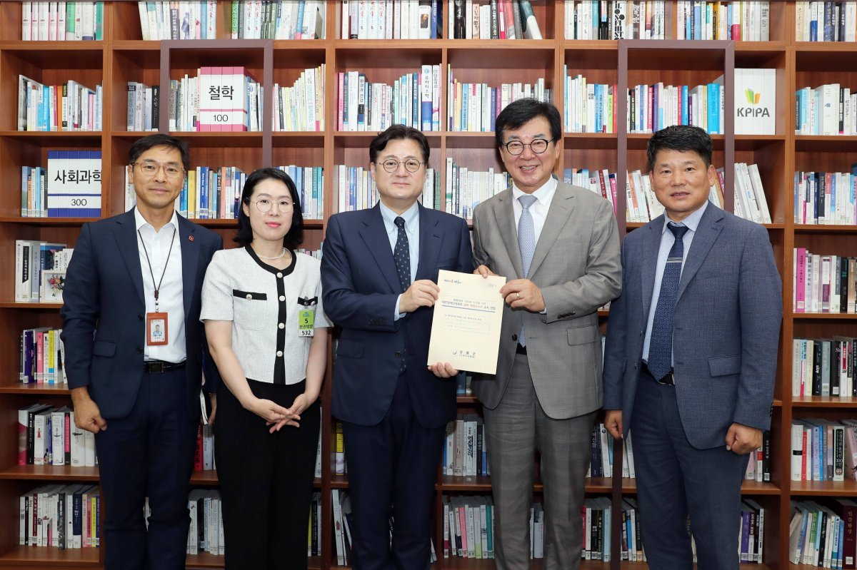 김성 장흥군수가 최근 국회에서 홍익표 의원을 만나 남부권 해양스포츠 선수촌 유치 사업의 필요성을 설명했다. 사진제공ㅣ장흥군