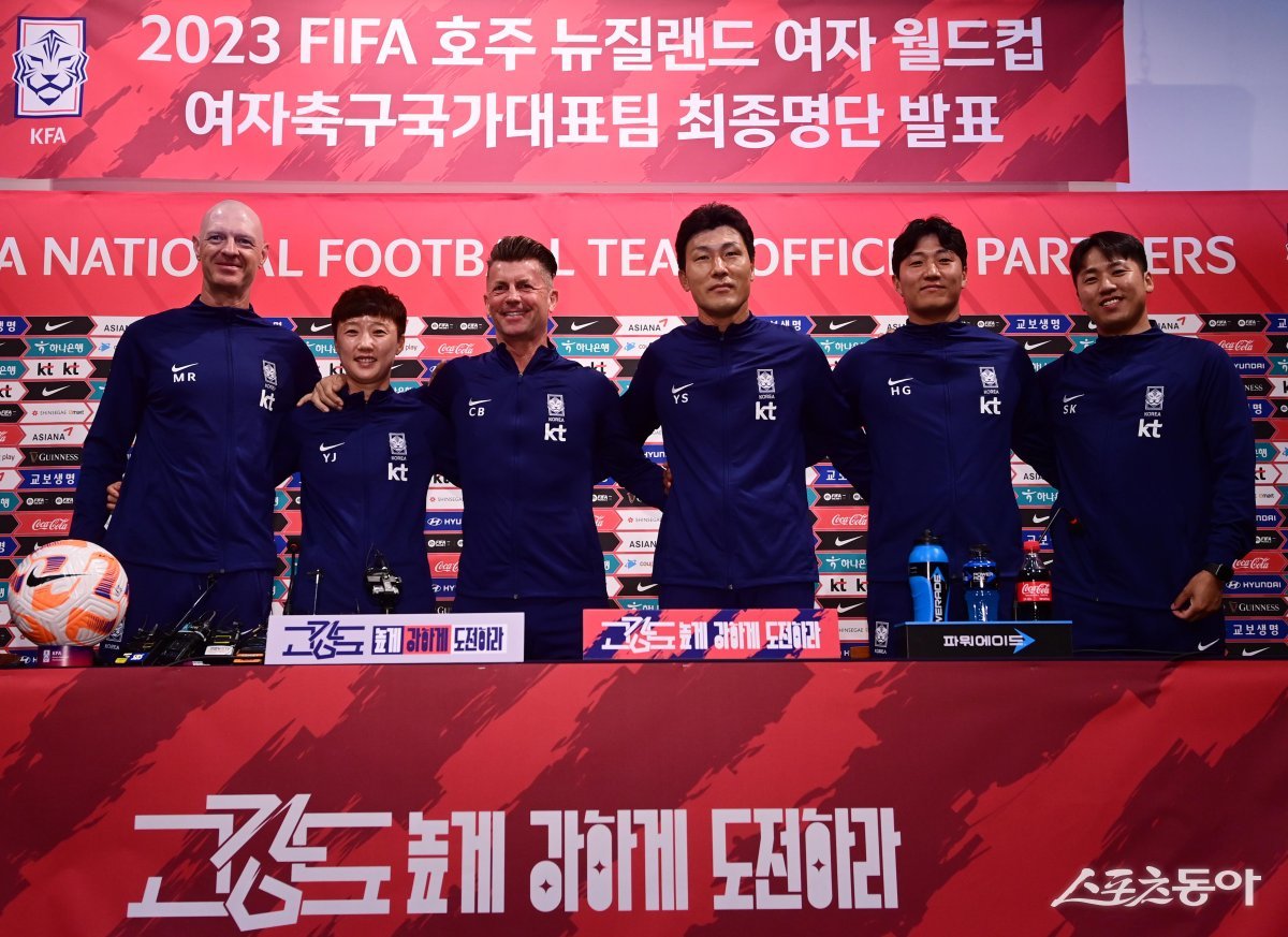 한국여자축구대표팀이 5일 경기도 파주 축구대표팀트레이닝센터(NFC)에서 ‘2023 피파(FIFA) 호주 뉴질랜드 여자 월드컵’ 최종명단을 발표했다. 맷 로스 코치, 박윤정 코치, 콜린 벨 감독, 정유석 코치, 정현규 코치, 정상권 비디오 분석관(왼쪽부터)이 기자회견을 마친 후 포즈를 취하고 있다. 파주 | 주현희 기자 teth1147@donga.com