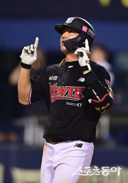 5일 서울 잠실야구장에서 열린 ‘2023 신한은행 SOL KBO리그’ LG 트윈스와 KT 위즈의 경기에서 8회초 1사 2루 KT 김상수가 좌월 2점 홈런을 친 후 세리머니를 하고 있다. 잠실 | 주현희 기자 teth1147@donga.com