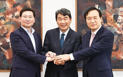 이상일 용인시장과 임태희 경기도교육감은 5일 용인대학교를 방문한 이주호 사회부총리 겸 교육부장관에게 용인 반도체마이스터고 신설 필요성을 강조하며 교육부의 관심과 지원을 요청했다. 사진제공|용인시