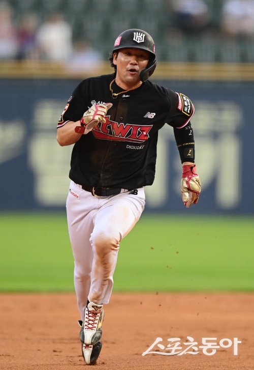 5일 서울 잠실야구장에서 열린 ‘2023 신한은행 SOL KBO리그’ LG 트윈스와 KT 위즈의 경기에서 3회초 1사 1루 KT의 우전 안타 때 1루주자 김상수가 3루로 파고들고 있다. 잠실 | 주현희 기자 teth1147@donga.com