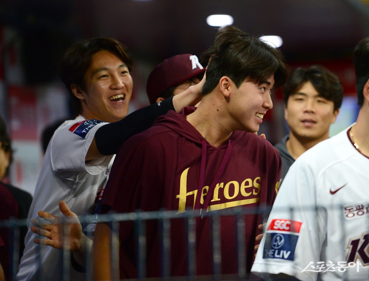 5일 서울 고척 스카이돔에서 ‘2023 신한은행 SOL KBO리그‘ NC 다이노스와 키움 히어로즈 경기가 열렸다. 5.1이닝 무실점으로 데뷔 첫 승을 기록한 키움 장재영이 안우진의 축하를 받고 있다. 고척 | 김종원 기자 won@donga.com