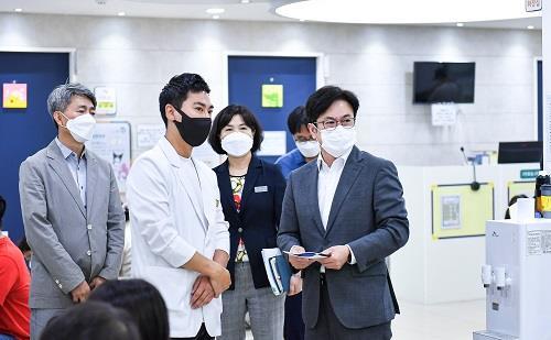 사진은 지난 6일 김병수 시장이 달빛어린이병원에서 관계자들과 대화 하고 있다