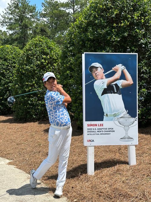 ‘디펜딩 챔피언’인 자신의 얼굴이 걸린 파인허스트 리조트앤컨트리클럽에서 포즈를 취하고 있는 이승민. 사진제공 | KPGA