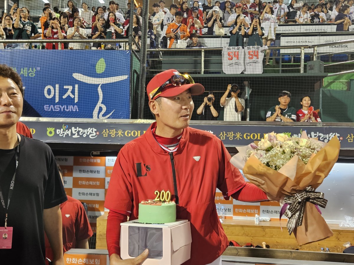 SSG 김원형 감독이 8일 대전 한화전에서 감독 통산 200승을 달성했다. 선수 시절 134승을 올린 김 감독은 투수 100승-감독 200승을 올린 사상 4번째 인물이 됐다. 사진제공 | SSG 랜더스