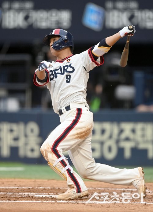 두산 박준영이 9일 잠실 키움전에서 솔로홈런을 포함해 3타수 3안타 3타점의 맹타로 팀의 9-2 승리와 8연승에 앞장섰다. NC와 FA 계약을 한 포수 박세혁의 보상선수로 두산 유니폼을 입은 박준영은 프로 데뷔 직후에는 투수로 기대를 모았다. 잠실 | 김종원 기자 won@donga.com