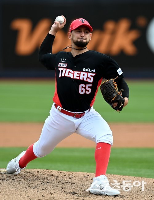 9일 경기도 수원 kt위즈파크에서 ‘2023 신한은행 SOL KBO리그‘ kt 위즈와 KIA 타이거즈의 경기가 열렸다. KIA 새 외국인 투수 산체스가 선발 등판해 힘차게 볼을 던지고 있다. 인천 | 김민성 기자 marineboy@donga.com