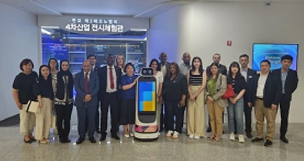 도미니카공화국 등 20개국 20명의 주한외교단이 판교 제2테크노밸리 4차 산업 전시체험관을 방문했다. 사진제공|GH