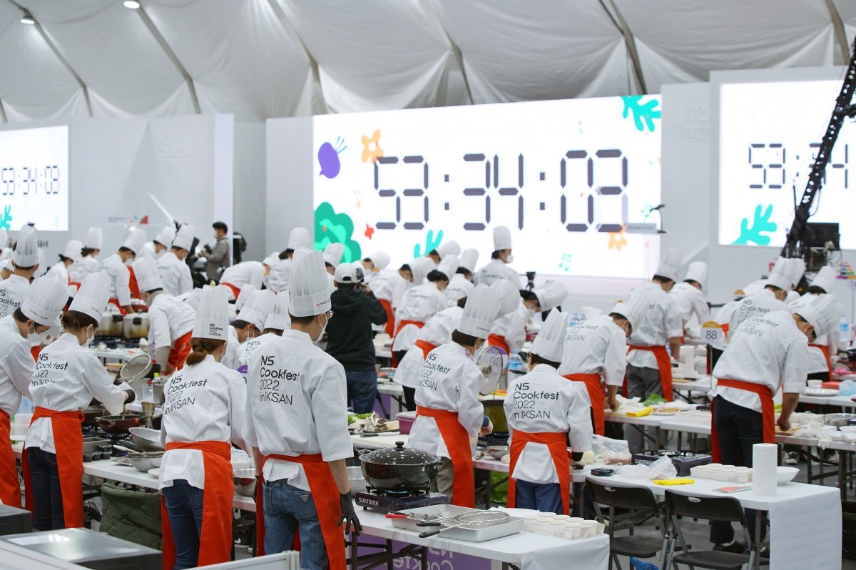 NS홈쇼핑이 9월 15, 16일 전북 익산 소재 하림 퍼스트키친 일대에서 식품문화축제 ‘NS 푸드 페스타 2023 in 익산’을 연다. 지난해 열린 ‘미식 레시피 경연’ 모습. 사진제공|NS홈쇼핑