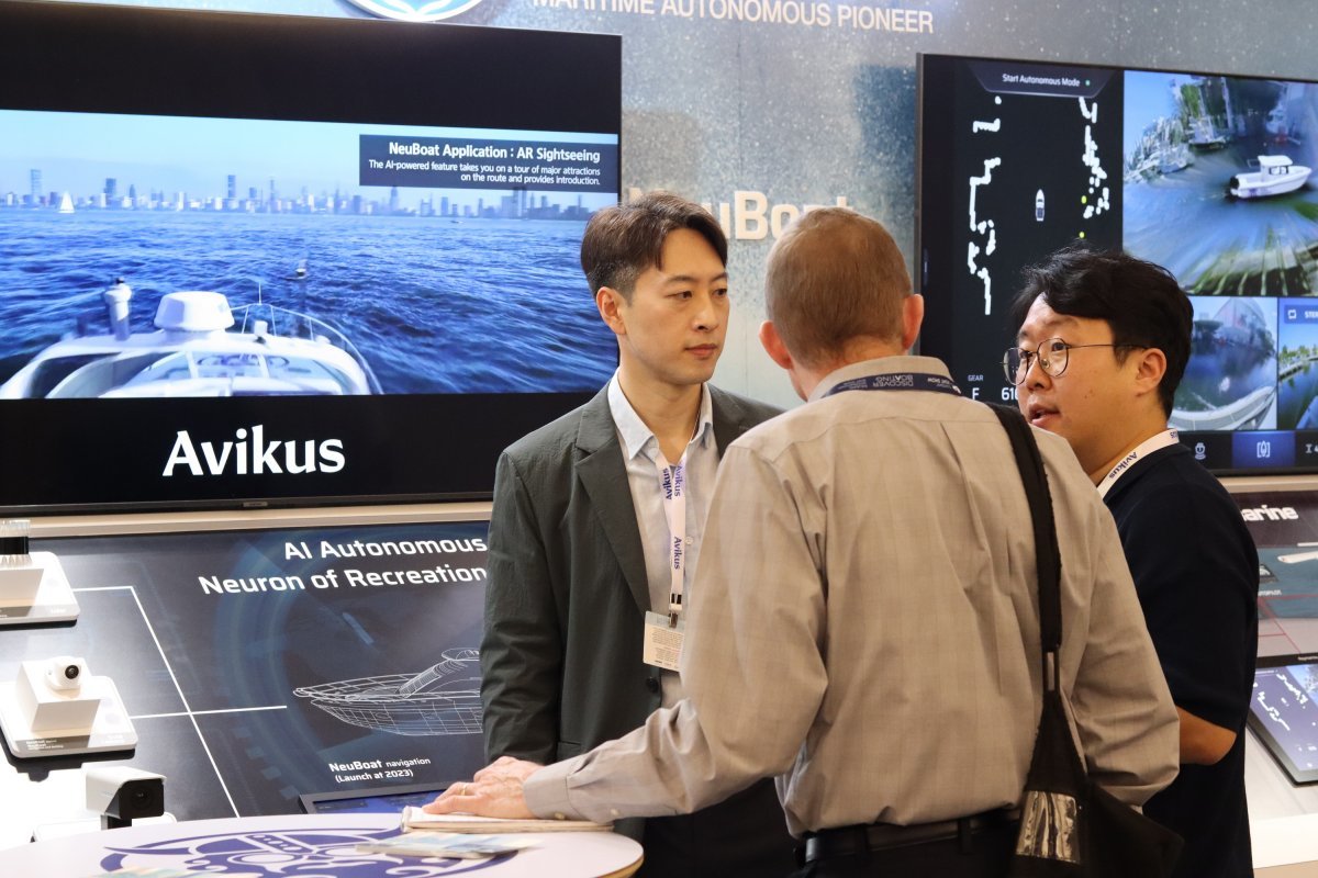 HD현대 사내벤처 1호 아비커스가 올해 2월 미국 플로리다에서 열린 ‘마이애미 국제 보트 쇼’에서 레저보트 자율운항 솔루션 ‘뉴보트’를 선보였다. 사진제공|HD현대