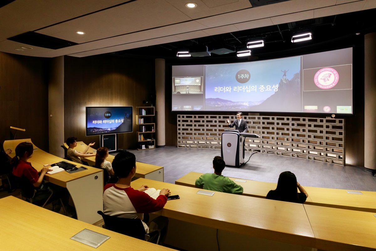 소니코리아와 협력해 국내 최초로 멀티미디어 프레젠테이션 설비를 구축한 고려사이버대의 원형스튜디오. 사진제공｜고려사이버대