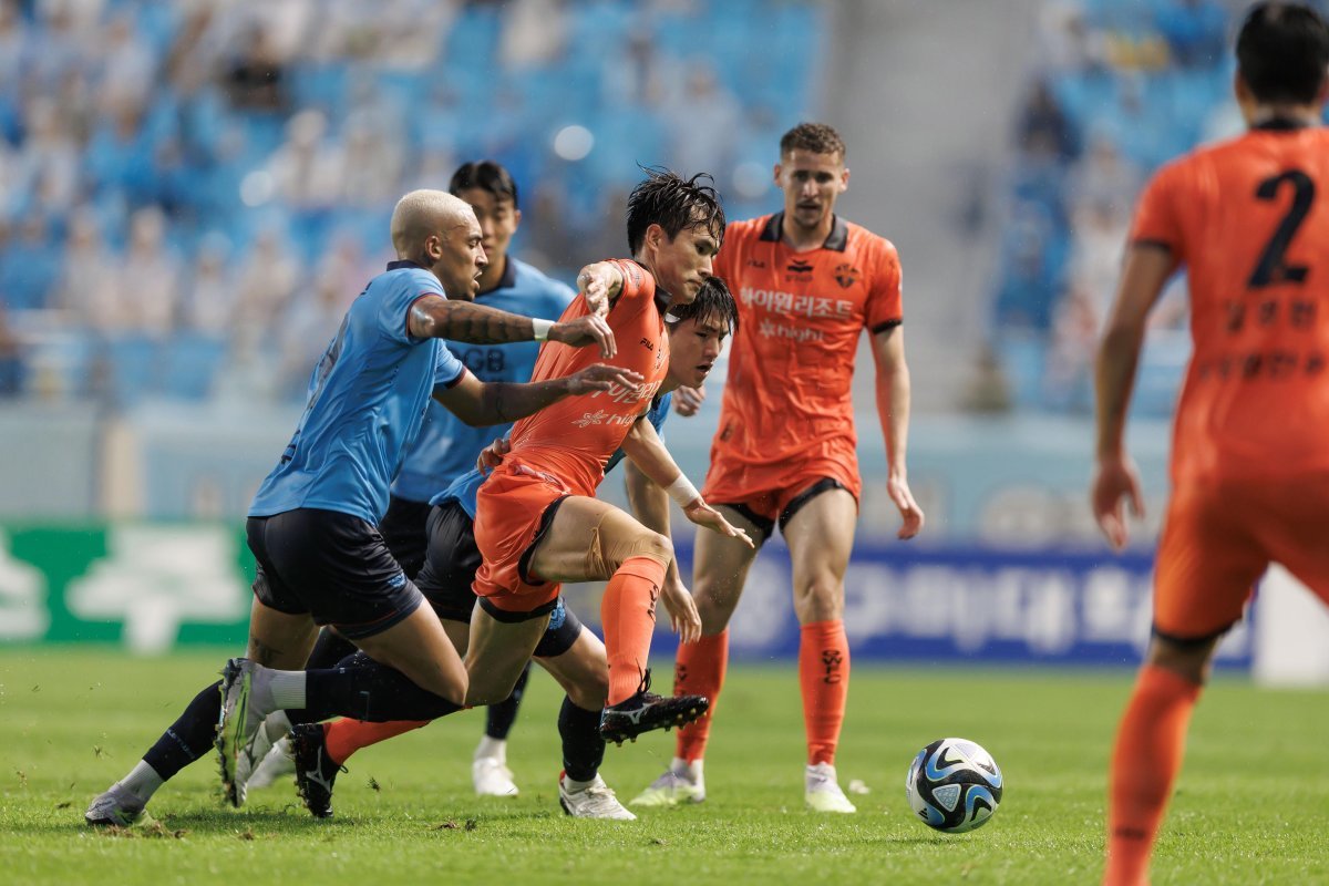 대구가 강등권의 강원을 상대로 0-0 무승부에 그쳤다. 최근 기세로는 대구가 앞섰지만, 강원은 결코 물러서지 않았다. 11일 DGB대구은행파크에서 열린 ‘하나원큐 K리그1 2023’ 22라운드 경기에서 볼을 다투고 있는 대구 바셀루스(왼쪽)와 강원 한국영. 사진제공 | 한국프로축구연맹