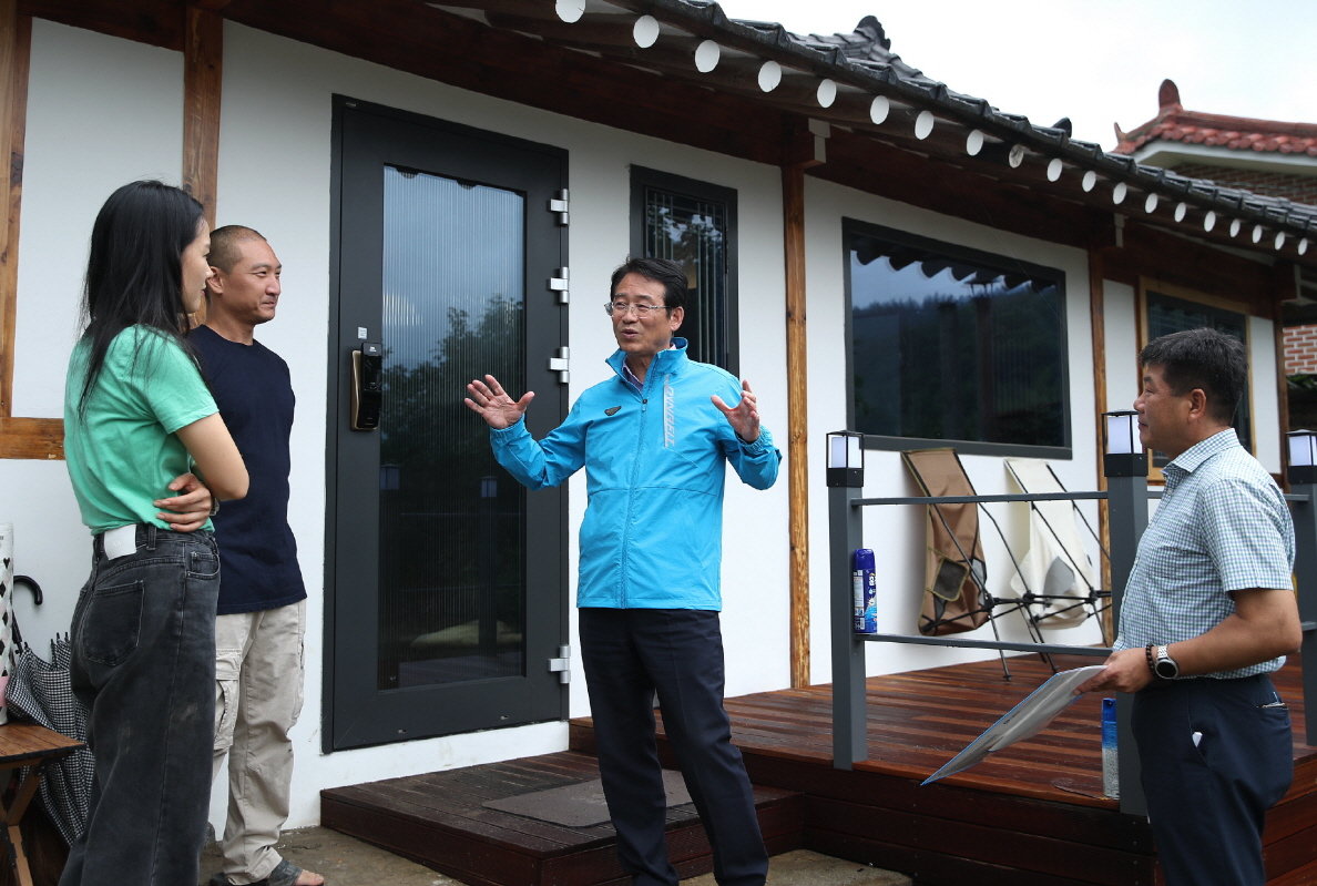 강진원 강진군수가 지난 11일 병영면의 빈집 리모델링 사업 현장을 방문해 추진 상황을 점검했다. 사진제공ㅣ강진군