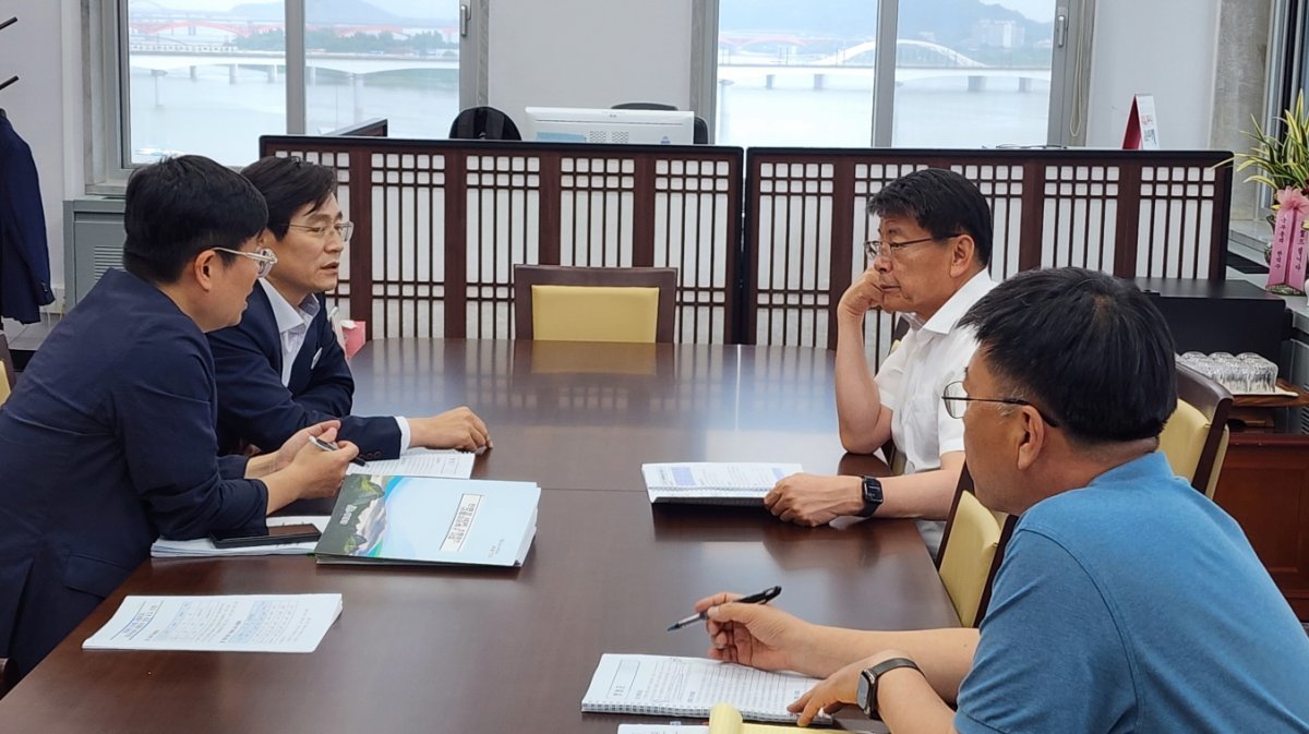 우승희 영암군수가 지난 11일 국회에서 서삼석 국회 예산결산특별위원회 위원장을 면담했다. 사진제공ㅣ영암군