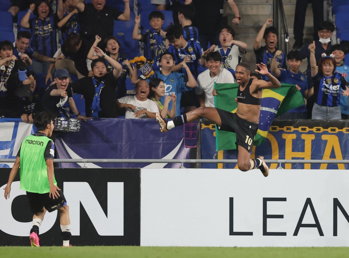 인천 에르난데스가 극장골로 선두 울산 격파에 앞장섰다. 12일 울산문수경기장에서 벌어진 울산과 원정경기 후반 추가시간 팀의 2-1 승리를 부르는 결승골을 터트렸다. 득점 직후 펄쩍 뛰며 환호하는 에르난데스. 사진제공 | 한국프로축구연맹