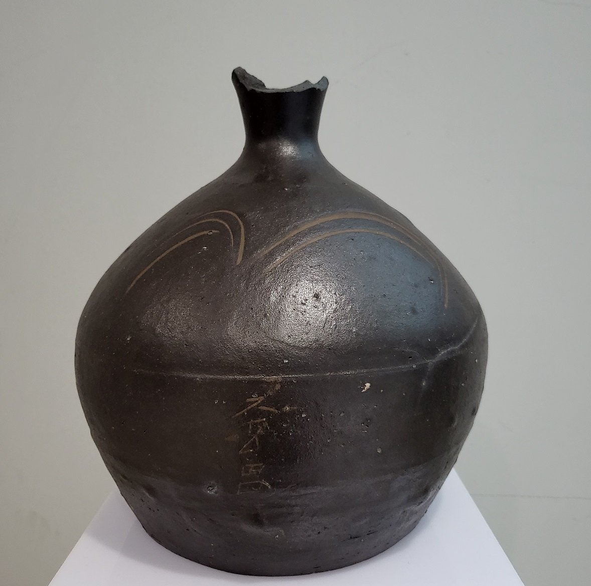 신안군 비금도 신촌마을 최준섭 이장이 기증한 옹기 술병. 사진제공ㅣ신안군