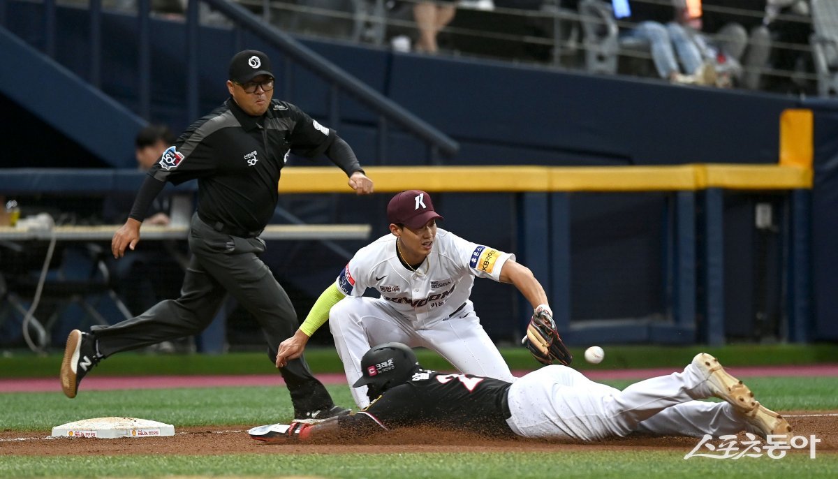 KT 앤서니 알포드(아래)가 12일 고척 키움전 5회초 무사 2·3루서 박병호의 중견수 희생플라이 때 태그업을 시도해 2루서 3루로 슬라이딩해 들어가고 있다. 결과는 세이프. 키움 3루수 송성문의 포구보다 살짝 빨랐다. 고척 | 김종원 기자 won@donga.com