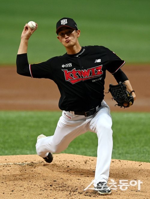 13일 서울 고척스카이돔에서 ‘2023 신한은행 SOL KBO리그’ 키움 히어로즈와 kt 위즈의 경기가 열렸다. kt 선발투수 고영표가 힘차게 볼을 던지고 있다. 고척 | 김민성 기자 marineboy@donga.com