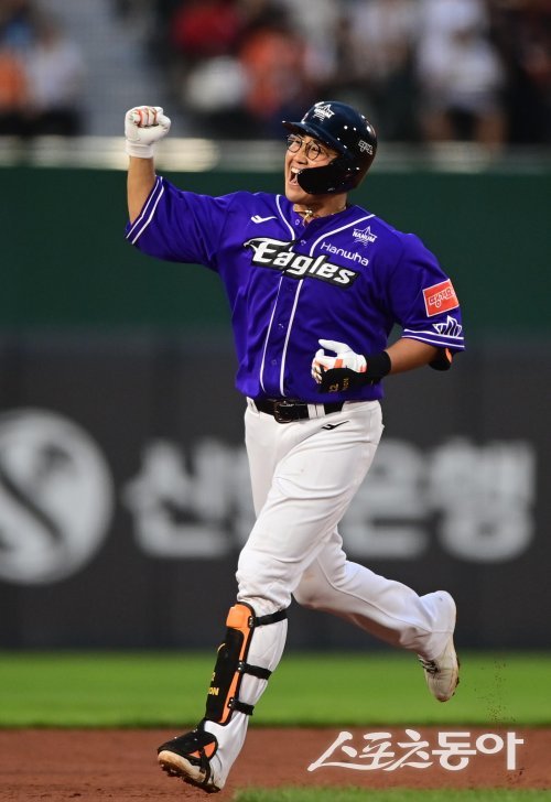 15일 부산 사직야구장에서 열린 ‘2023 신한은행 SOL KBO 올스타전’ 드림 올스타와 나눔 올스타의 경기에서 4회말 2사 만루 나눔 채은성이 좌월 만루 홈런을 친 후 세리머니를 하고 있다. 사직 | 주현희 기자 teth1147@donga.com