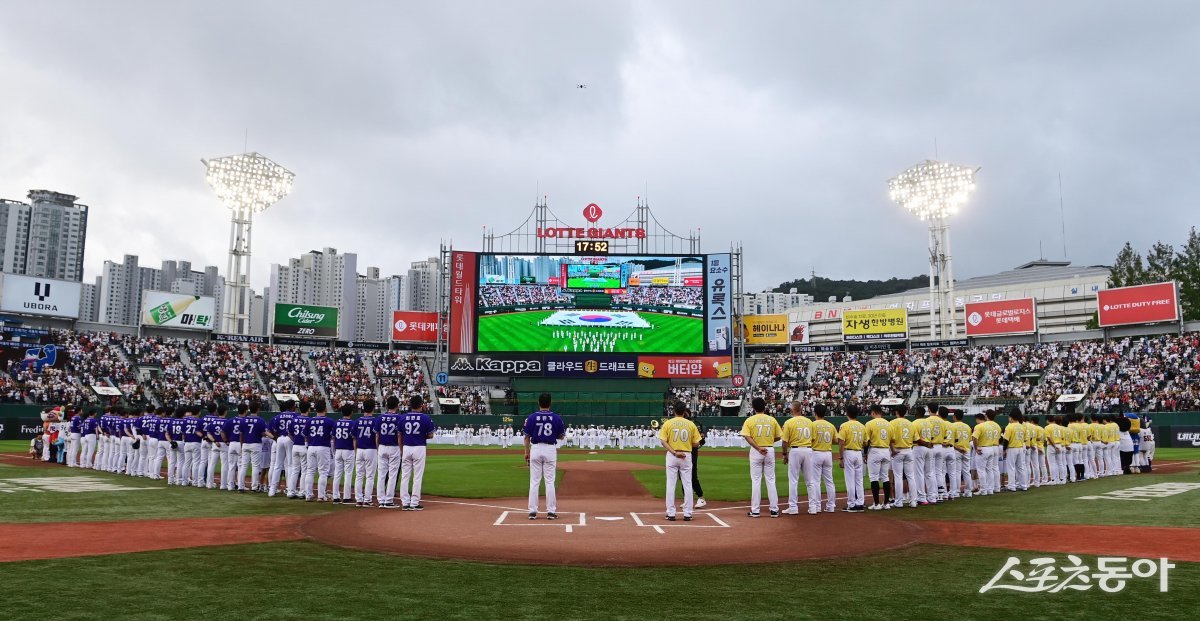 15일 부산 사직야구장에서 열린 ‘2023 신한은행 SOL KBO 올스타전’ 드림 올스타와 나눔 올스타의 경기에서 양 팀 선수들이 애국가 제창을 하고 있다. 사직 | 주현희 기자 teth1147@donga.com