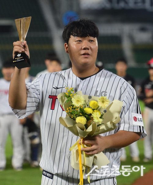 14일 부산 사직야구장에서 열린 ‘2023 신한은행 SOL KBO 퓨처스 올스타전’ 북부리그 올스타와 남부리그 올스타의 경기를 마친 후 북부 올스타 김범석이 MVP를 수상해 기념 촬영을 하고 있다. 사직 | 주현희 기자 teth1147@donga.com