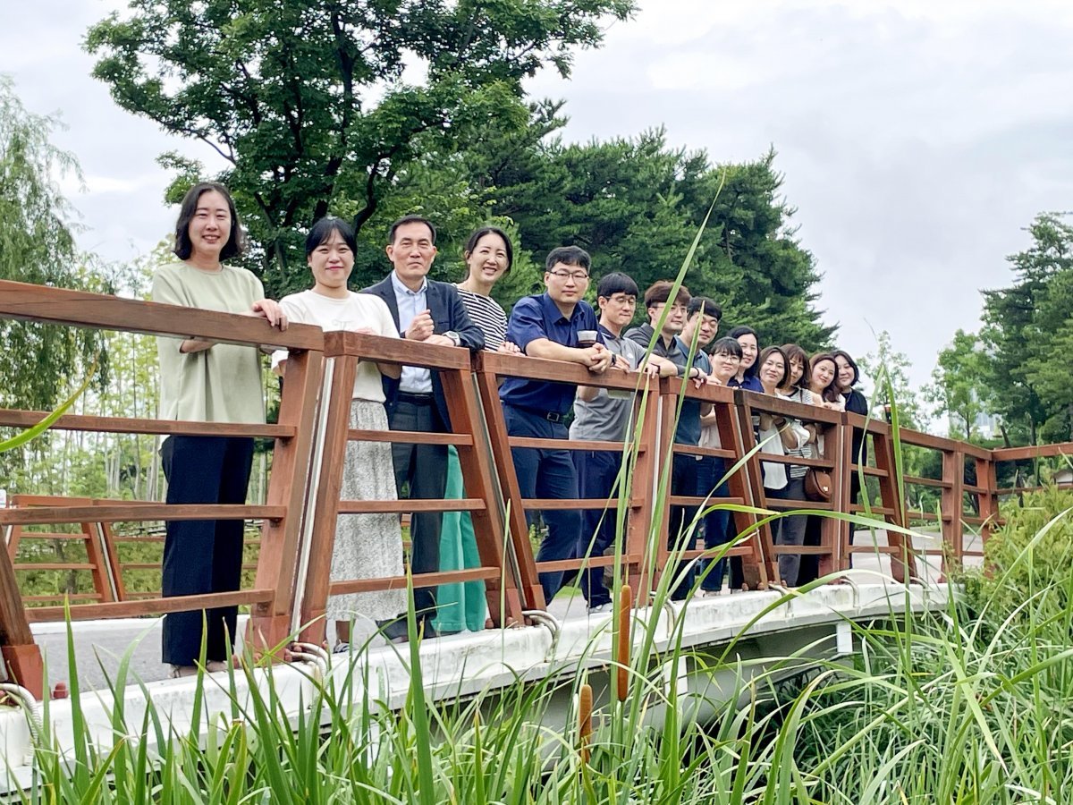 박인호 이사장 직무대행(왼쪽 세 번째)이 워킹맘 워킹대디 직원들과 기념촬영을 하고 있다. 사진제공ㅣ부산시설공단