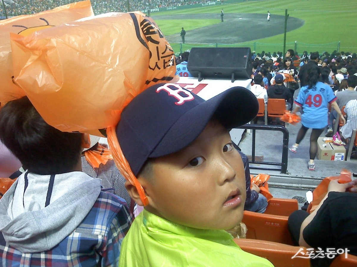 부산대연초에 다니던 시절 롯데 선수들을 응원하기 위해 사직구장을 찾은 한동희가 주황색 비닐봉투를 쓴 모습. 사진제공 | 한동희