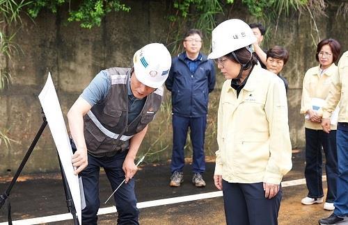 김보라 안성시장이 15일 집중호우로 피해를 입은 양성 한화테크노벨리 공사 현장을 찾아 살펴보고 있다. 사진제공｜안성시