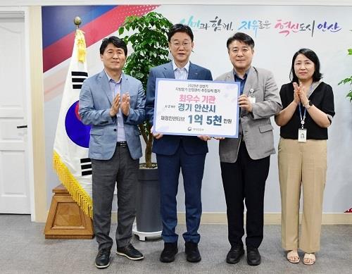 이민근 안산시장(왼쪽 두 번째)이 시청에서 행정안전부가 주관 ‘상반기 지방물가 안정관리 평가’ 최우수 기관 선정 특별교부세 증표를 들고 기념촬영을 하고 있다. 사진제공｜안산시