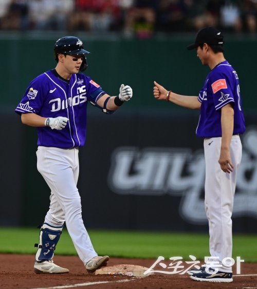 15일 부산 사직야구장에서 열린 ‘2023 신한은행 SOL KBO 올스타전’ 드림 올스타와 나눔 올스타의 경기에서 4회말 무사 나눔 박건우가 중전 안타를 친 후 강인권 감독과 주먹을 맞대고 있다. 사직 | 주현희 기자 teth1147@donga.com