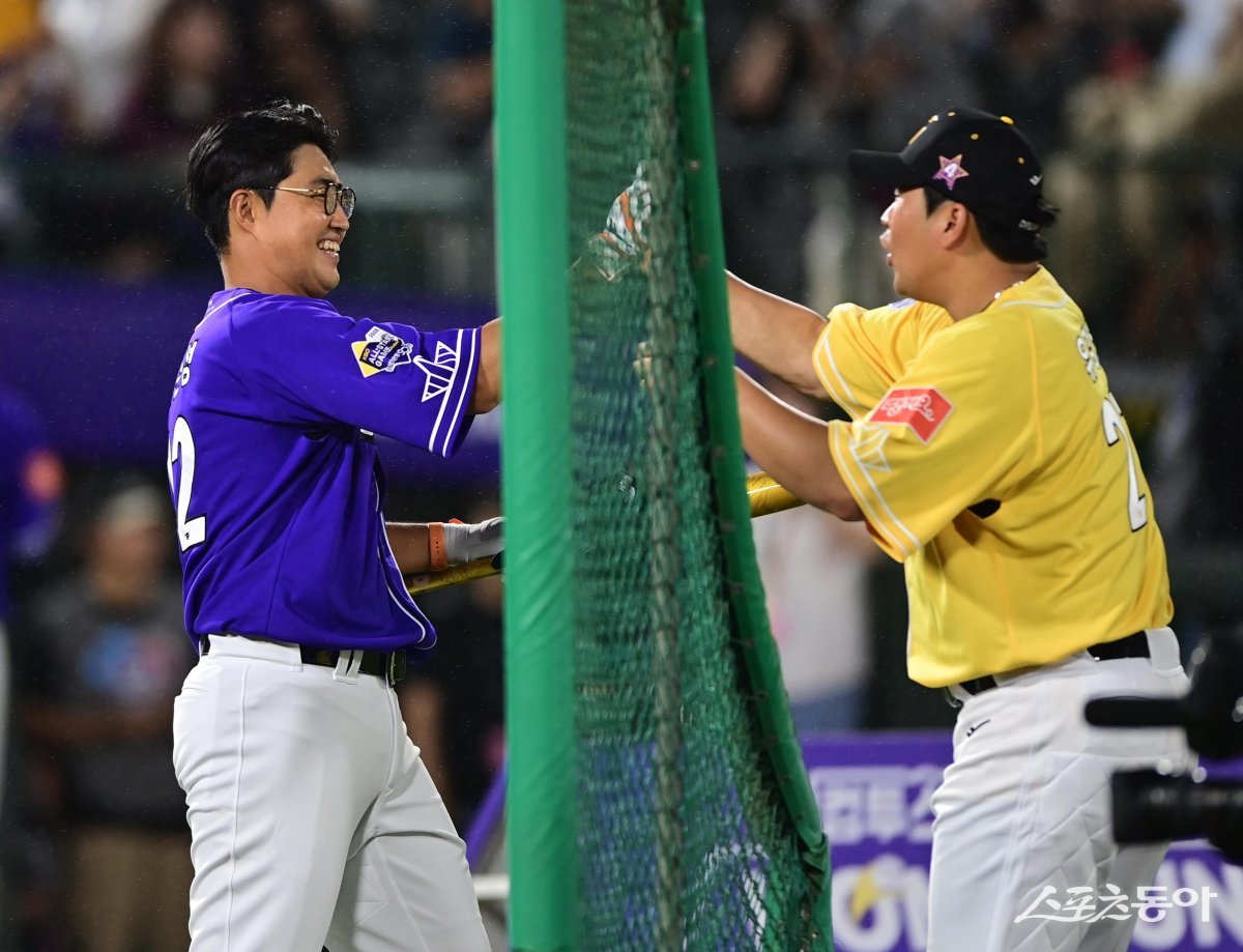 14일 부산 사직야구장에서 열린 ‘2023 신한은행 SOL KBO 올스타전’ 컴투스프로야구 홈런레이스에서 5개의 홈런을 친 한화 채은성과 롯데 유강남이 기쁨을 나누고 있다. 사직 | 주현희 기자 teth1147@donga.com