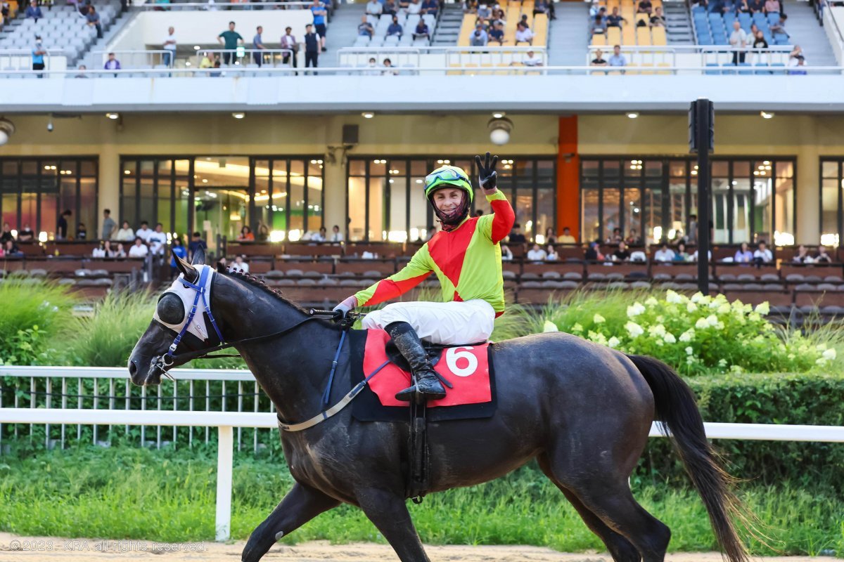 경기도지사배 우승마 즐거운여정과 다실바 기수의 세리머니. 사진제공 | 한국마사회