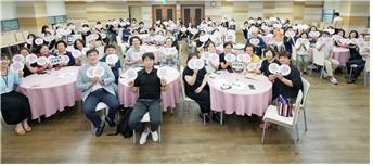 부산 부산진구가 지난 14일 구청에서 ‘마을애(愛)심(心)’ 사업 성과공유회를 개최한 가운데 관계자들이 기념촬영을 하고 있다. 사진제공|부산 부산진구