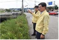 정종복 부산 기장군수(오른쪽 첫 번째)가 17일 호우 피해 긴급 현장점검에 나서고 있다. 사진제공|부산 기장군