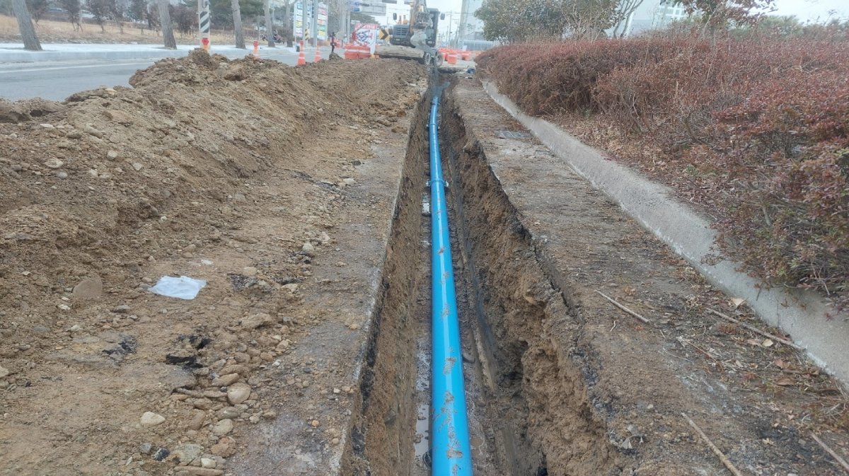 강진군이 노후상수관로 교체 작업을 실시했다. 사진제공ㅣ강진군