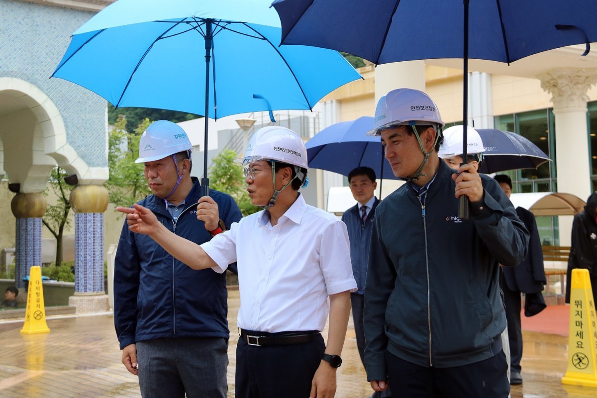 강원랜드 이삼걸 대표가 하이원리조트 워터월드를 방문해 시설물 안전점검을 실시하고 있다.