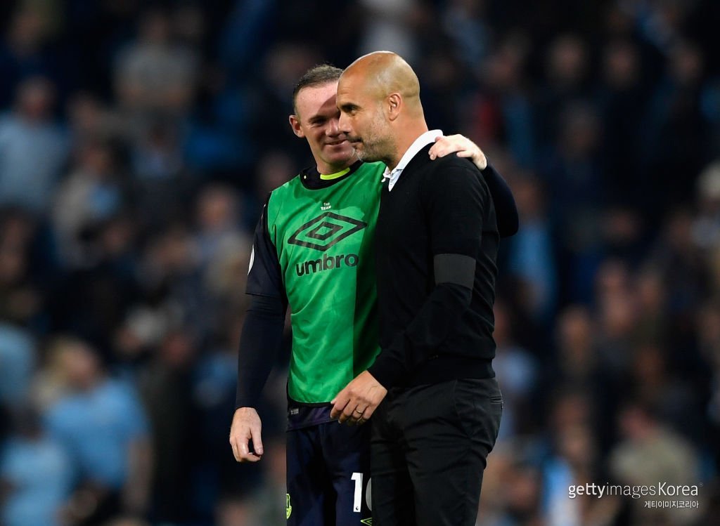 2017년 8월 21일. 에티하드 스타디움에서 열린 맨시티와 에버턴의 경기에서 대화를 나누는 루니(왼쪽)와 과르디올라. 사진=게티이미지코리아.