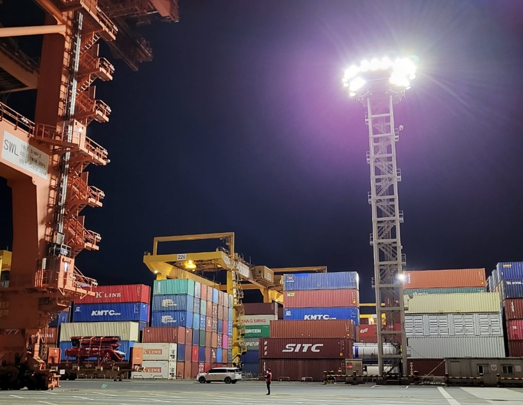 신항 3부두(한진부산컨테이너터미널) 조명등 교체 후 모습. 사진제공ㅣ부산항만공사