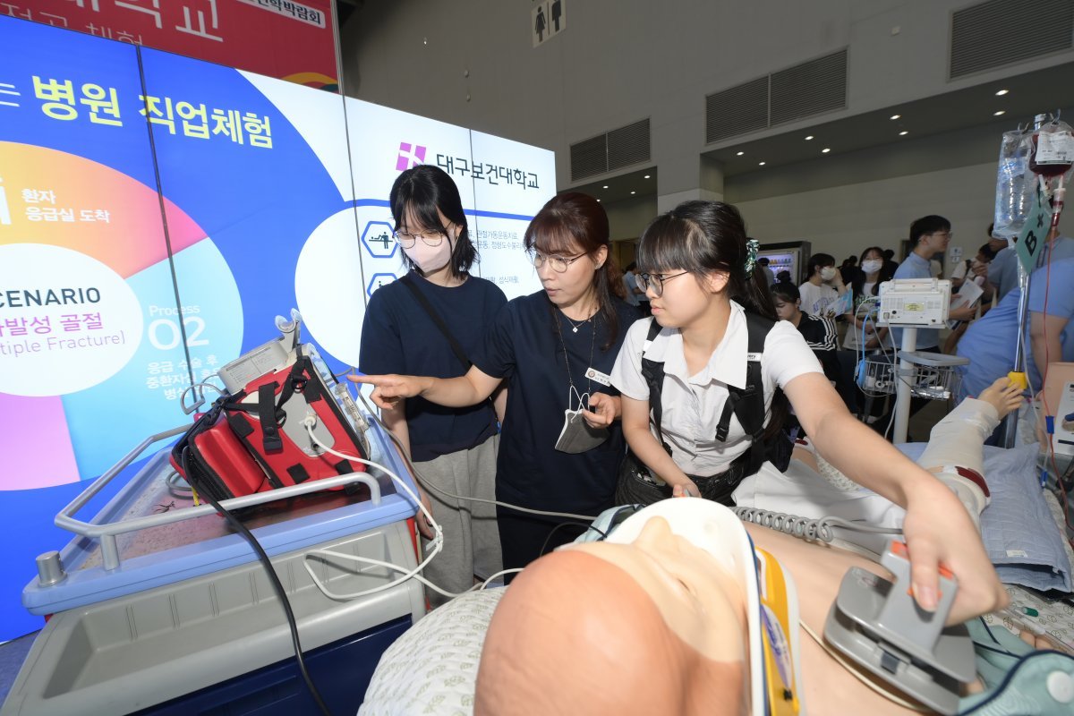 대구보건대학교가 19일부터 이틀간 대구 엑스코 1층 전시실에서 열린 ‘2023년 제14회 대구 진로진학박람회’에 참가해 직업 체험 부스를 운영하고 있다. 사진제공ㅣ대구보건대