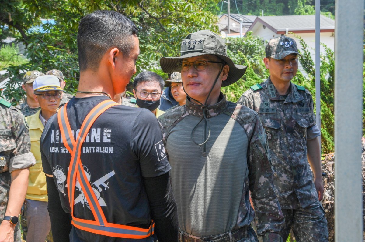 박정환 육군참모총장이 피해복구 중인 군 장병들을 격려했다. 사진제공ㅣ영주시