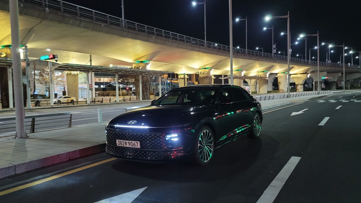 7세대 그랜저는 이전 세대 모델들의 디자인 헤리티지를 대거 반영해 세대와 취향, 기술과 감성의 경계를 허무는 강렬한 대형 세단으로
거듭났다. 이전 모델 대비 45mm 길어진 5035mm의 전장을 통해 더욱 아름다운 비례를 완성한 그랜저 가솔린 3.5 모델.