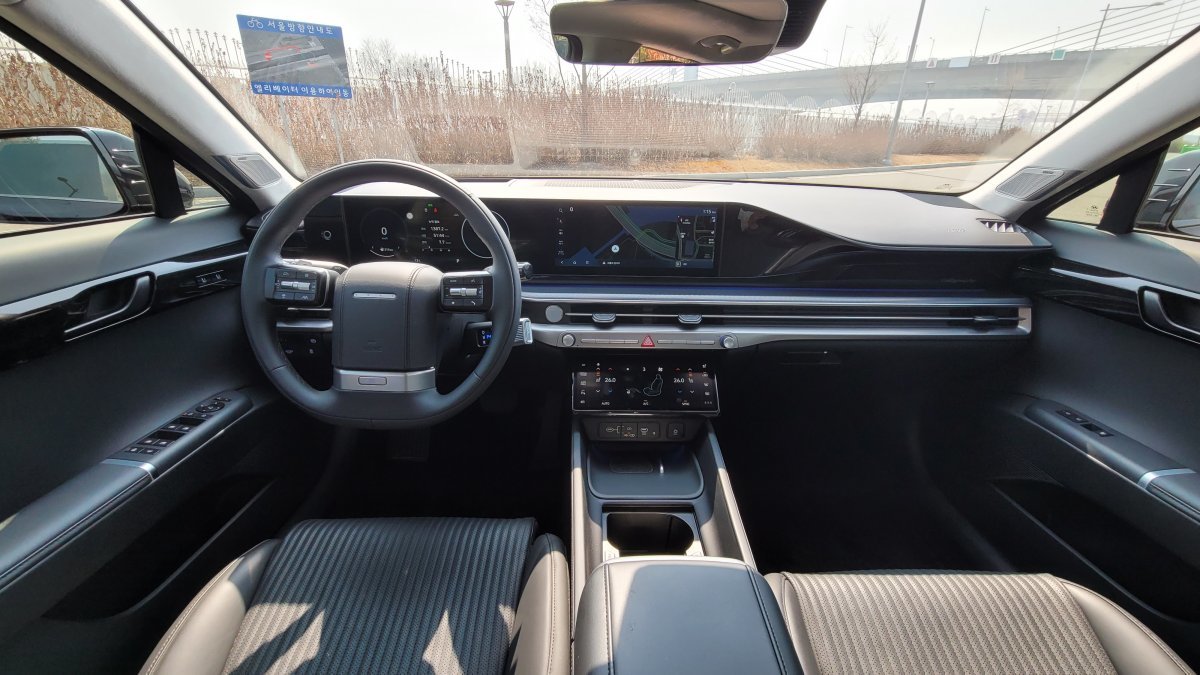 운전자 중심의 구조를 채택하고 고급 소재를 아낌없이 사용한 그랜저 3.5 가솔린 모델 인테리어. 원성열 기자