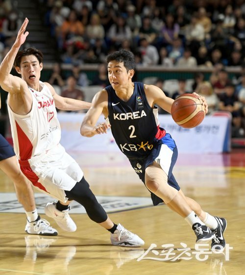 남자농구대표팀이 23일 잠실학생체육관에서 벌어진 일본과 평가전에서 80-85로 패했다. 앞서 22일 76-69로 이겨 1승1패로 한·일전을 마친 가운데 대표팀은 내·외곽 수비 균열 극복이란 과제를 떠안았다. 23일 2차전 도중 골밑 돌파를 시도하는 허훈(오른쪽). 잠실 | 김종원 기자 won@donga.com