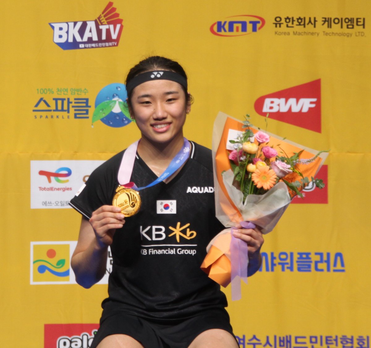 29년 만에 코리아오픈 배드민턴 여자단식 2연패를 달성한 안세영이 금메달을 목에 걸고 환하게 웃고 있다. 사진제공 | 요넥스 코리아