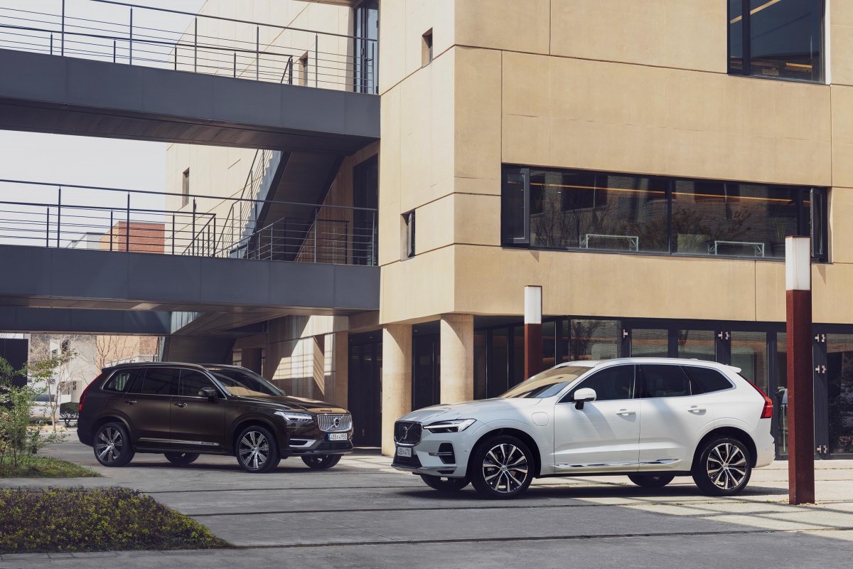 볼보자동차코리아는 한국수입자동차협회(KAIDA)가 발표한 올해 상반기 판매에서 전년 동기대비 20.7% 증가한 8463대를 기록하며 수입차 시장 4위로 올라섰다. 패밀리카로 수요가 높은 SUV 모델인 XC90(왼쪽)과 XC60이 성장세를 이끌었다.